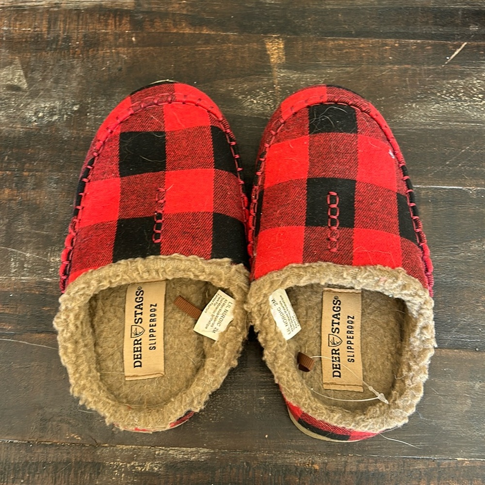 Deer stagz slipperooz. Size 4 boys